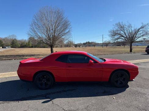 Used 2019 Dodge Challenger SXT image 6