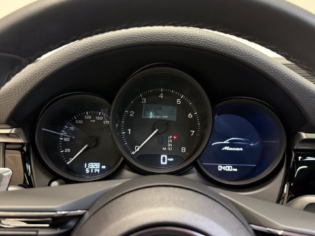Certified 2024 Porsche Macan AWD/4WD image 19