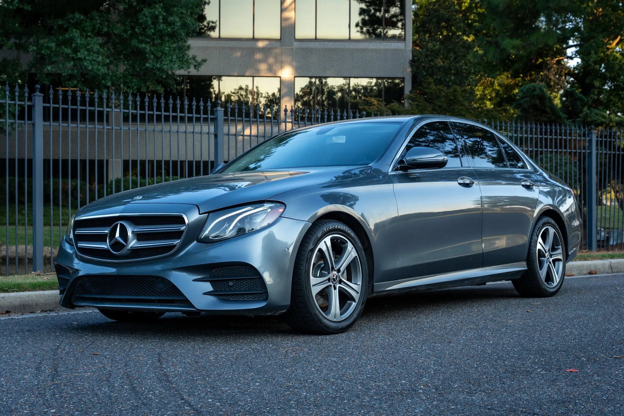 Used 2018 Mercedes-Benz E 300 4MATIC image 1