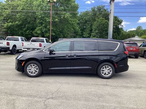 New 2027 Chrysler Pacifica Select FWD image 4