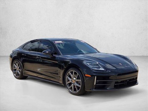 Used 2025 Porsche Panamera image 3