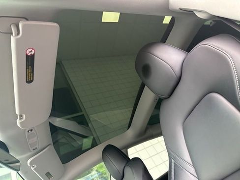 Used 2023 Tesla Model 3 Standard Range image 18