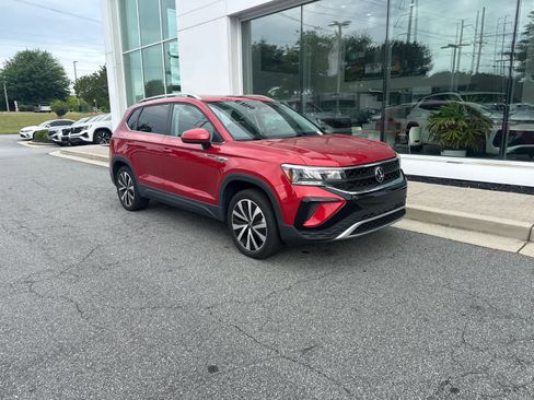 Certified 2022 Volkswagen Taos SE FWD image 2