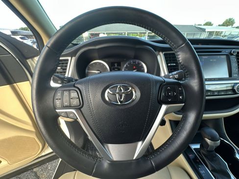 Used 2016 Toyota Highlander XLE image 11
