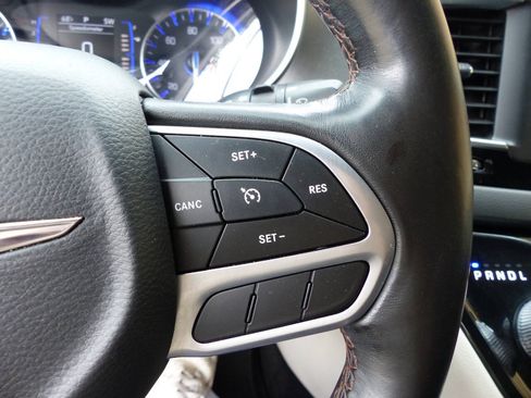 Used 2020 Chrysler Pacifica Touring-L w/ Tire & Wheel Group FWD image 24