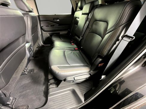 Used 2025 Nissan Pathfinder SL AWD/4WD image 21