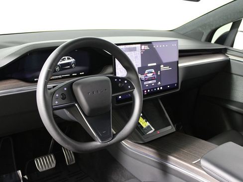 Used 2024 Tesla Model X image 31