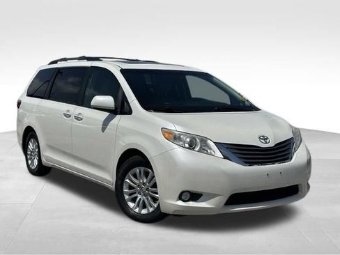 Used 2017 Toyota Sienna XLE w/ XLE Navigation Package FWD image 1