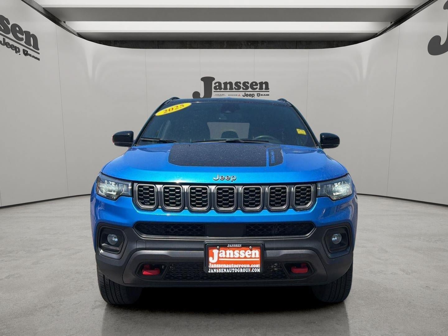 Used 2025 Jeep Compass Trailhawk AWD/4WD image 7