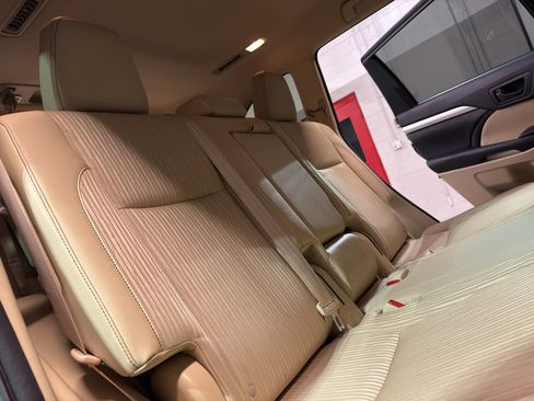 Used 2014 Toyota Highlander Plus image 25