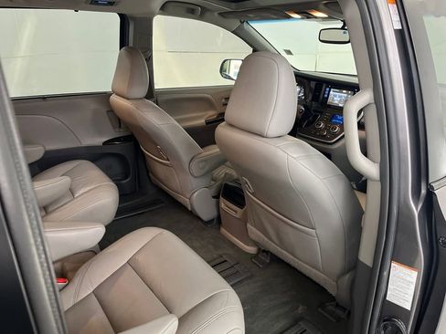 Used 2017 Toyota Sienna XLE image 24