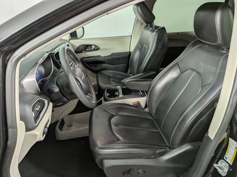 Used 2023 Chrysler Pacifica Touring-L FWD image 15