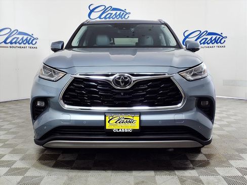 Used 2024 Toyota Highlander Platinum image 3