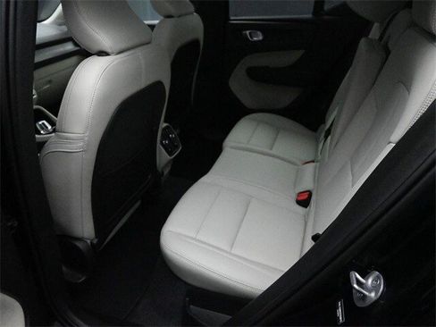 Used 2025 Volvo XC40 B5 Ultra image 22