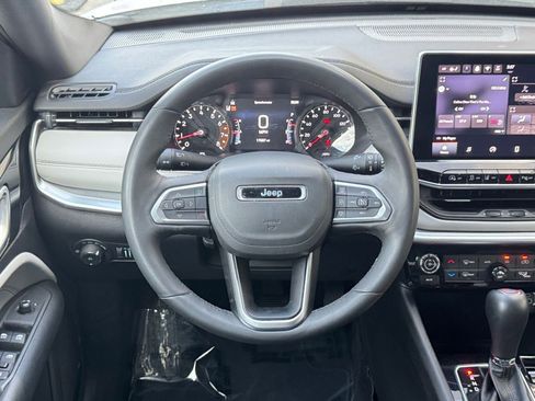 Used 2025 Jeep Compass Limited image 28