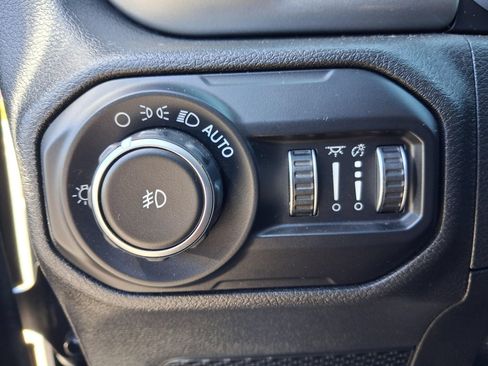 Used 2018 Jeep Wrangler Unlimited Sahara w/ Uconnect 4C Nav & Sound Group AWD/4WD image 17