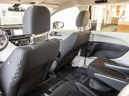 Used 2022 Chrysler Voyager LX image 33