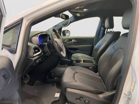 New 2026 Chrysler Pacifica Select image 10