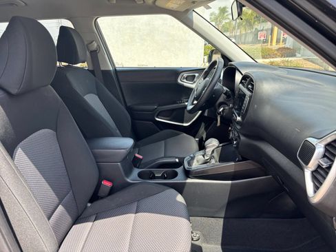 Used 2025 Kia Soul LX w/ LX Technology Package FWD image 34