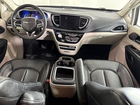 Used 2023 Chrysler Pacifica Touring-L FWD image 13