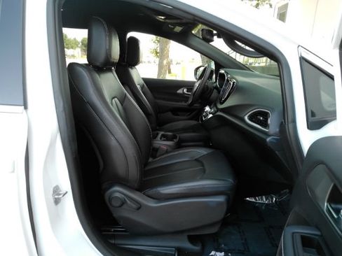 Used 2025 Chrysler Pacifica Select FWD image 21