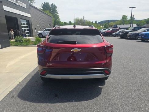 Used 2025 Chevrolet Trax LT w/ LT Convenience Package FWD image 5