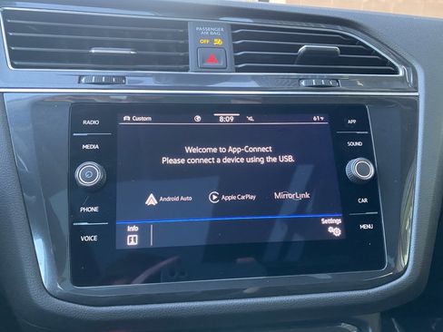 Used 2023 Volkswagen Tiguan SE w/ Panoramic Sunroof Package image 35