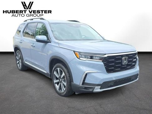 Used 2025 Honda Pilot Touring image 4