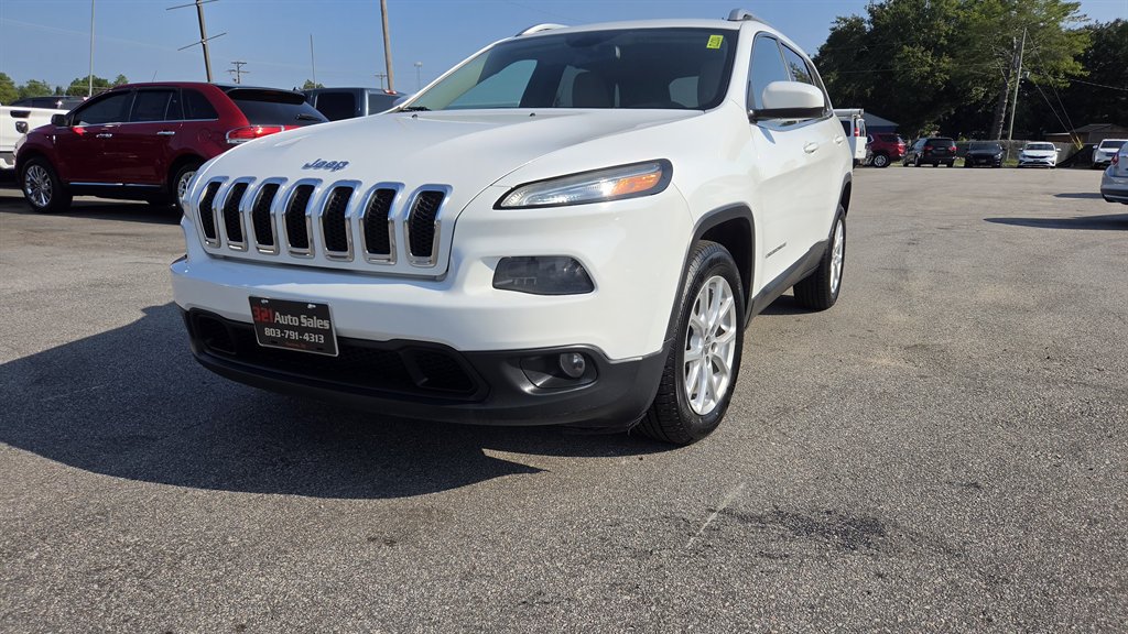 Used 2018 Jeep Cherokee Latitude FWD image 2