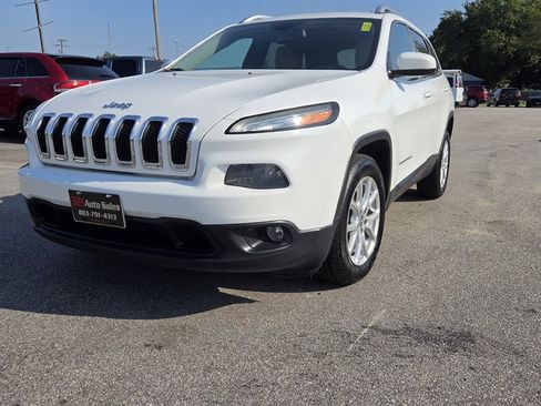 Used 2018 Jeep Cherokee Latitude FWD image 2