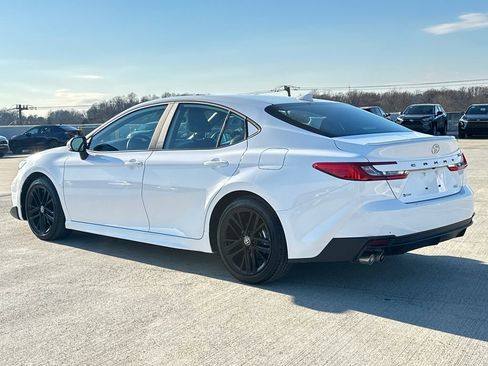 Used 2025 Toyota Camry SE image 3