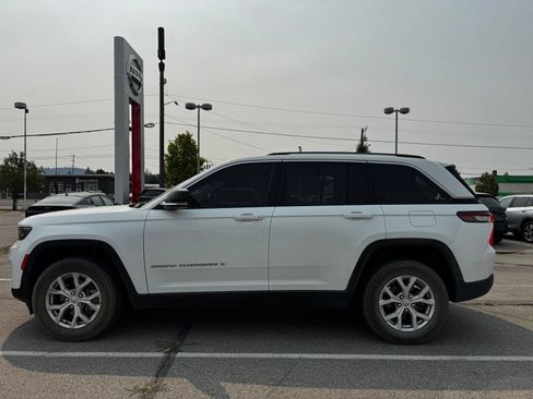 Used 2022 Jeep Grand Cherokee Limited AWD/4WD image 9