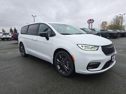 New 2026 Chrysler Pacifica Select image 1