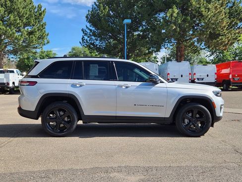 Used 2025 Jeep Grand Cherokee Limited w/ Black Appearance Package AWD/4WD image 2