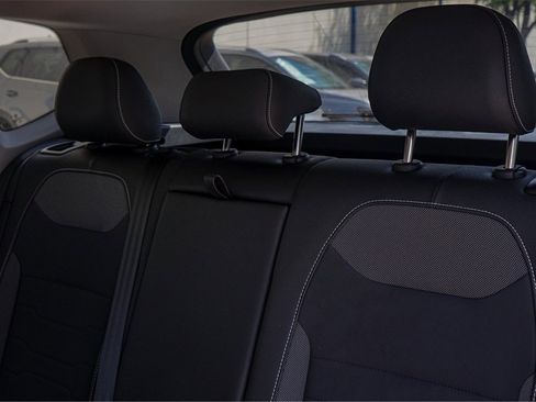 New 2025 Volkswagen Taos SE image 21