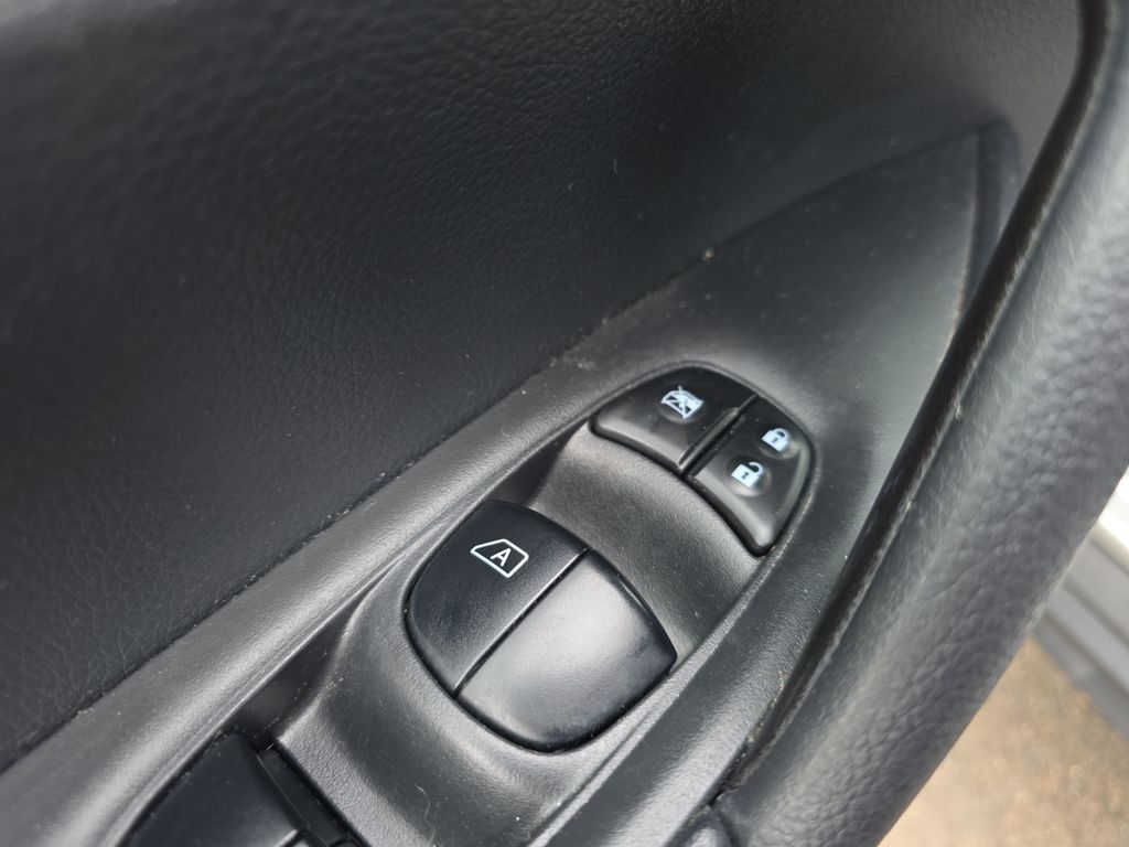 Used 2018 Nissan Rogue SV AWD/4WD image 21