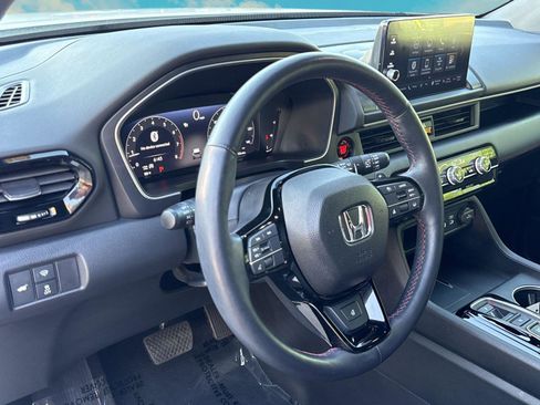 Used 2025 Honda Pilot Black Edition image 6