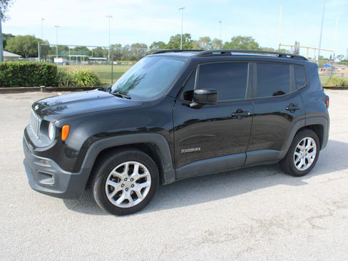 Used 2018 Jeep Renegade Latitude FWD image 4