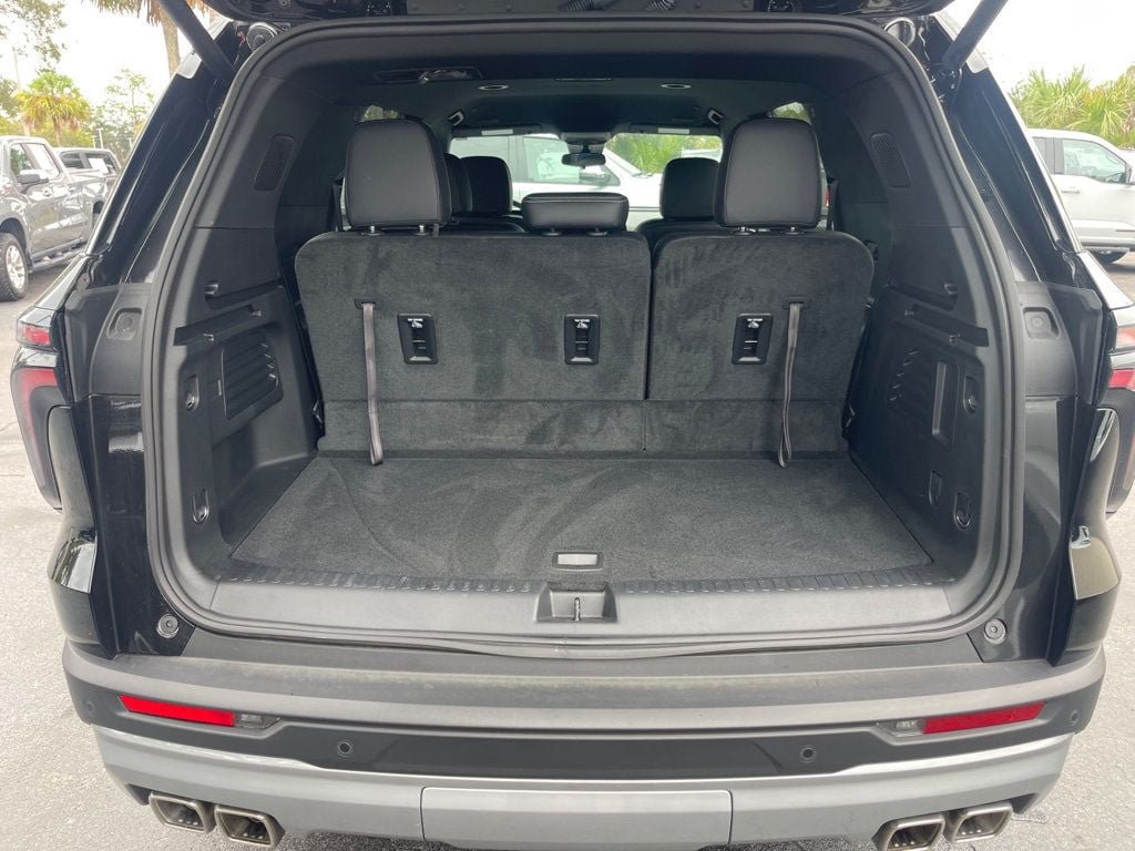Used 2026 Chevrolet Traverse LT FWD image 3