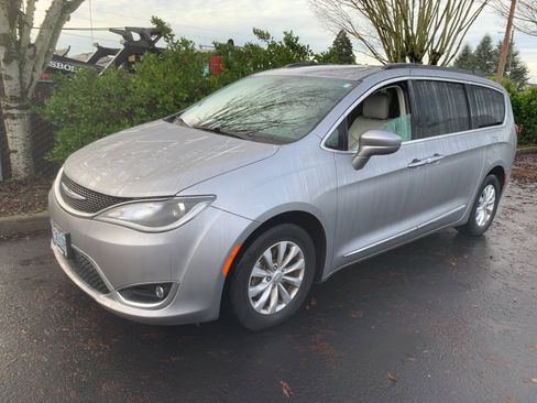 Used 2017 Chrysler Pacifica Touring-L image 1