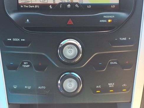 Used 2015 Ford Explorer XLT w/ Equipment Group 202A AWD/4WD image 8