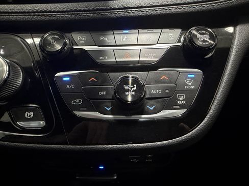 Used 2018 Chrysler Pacifica Limited w/ Advanced Safetytec Group FWD image 18