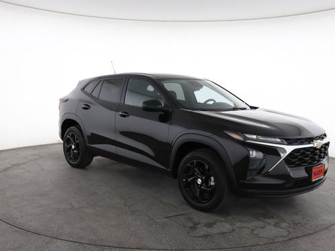 Used 2024 Chevrolet Trax LS w/ LS Convenience Package image 2