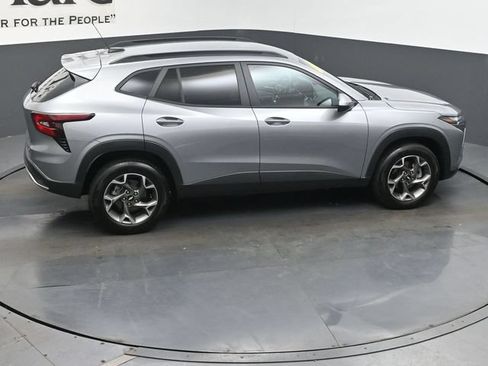 Used 2025 Chevrolet Trax LT w/ Driver Confidence Package FWD image 41