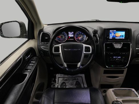 Used 2014 Chrysler Town & Country Touring image 14