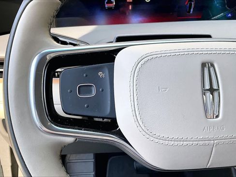 Used 2024 Lincoln Nautilus Reserve image 22