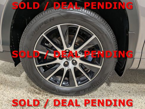 Used 2018 Toyota Highlander SE image 9