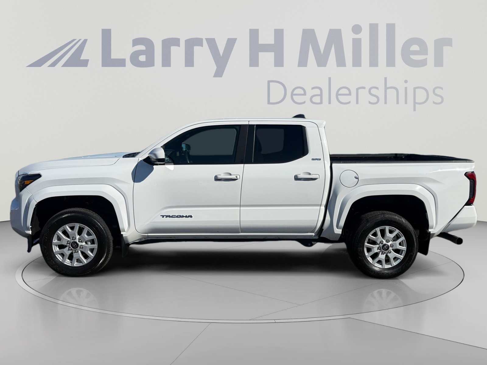 Used 2024 Toyota Tacoma SR5 AWD/4WD image 2