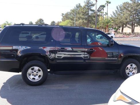 Used 2014 Chevrolet Suburban LT image 8