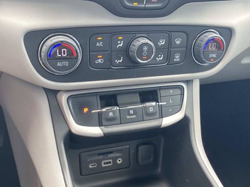 Used 2023 GMC Terrain SLT w/ LPO, Floor Liner Package AWD/4WD image 23